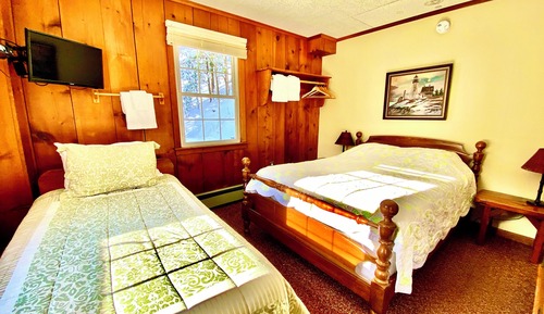Dreibettzimmer, Gemeinschaftsbad (Double + Twin)