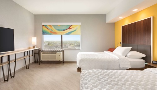 Zimmer, 2 Queen-Betten, barrierefrei, Badewanne