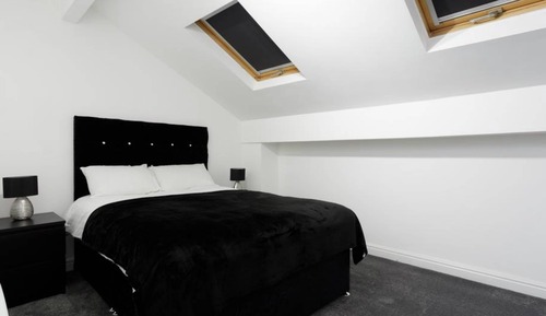 Superior-Apartment, eigenes Bad (2 Bedroom Occupancy 8)