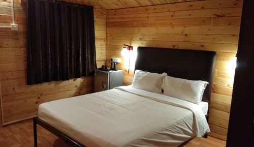 Basic-Ferienhaus, 1 Doppelbett, Poolblick