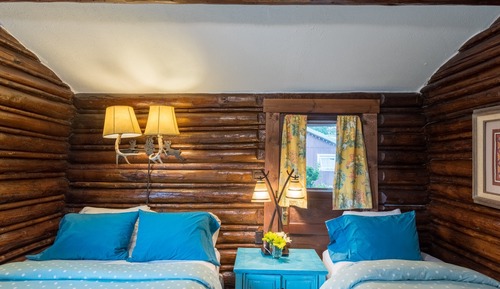 Signature-Ferienhütte, Küche, zum Innenhof hin