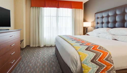 Suite, 1 King-Bett und Schlafsofa, Kühlschrank und Mikrowelle (2 Rooms, Hearing Accessible)