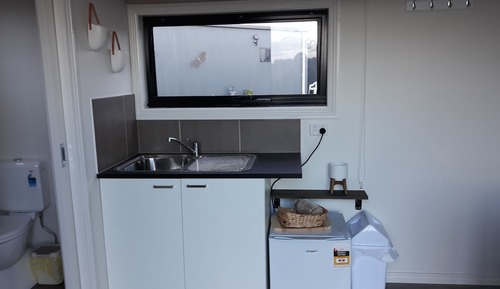 Design-Einzelzimmer, Kochnische, Gartenblick
