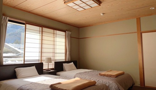 Deluxe-Zweibettzimmer (Private Bathroom)