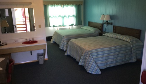 Standardzimmer (2 Double Beds and 1 Sofa Bed)