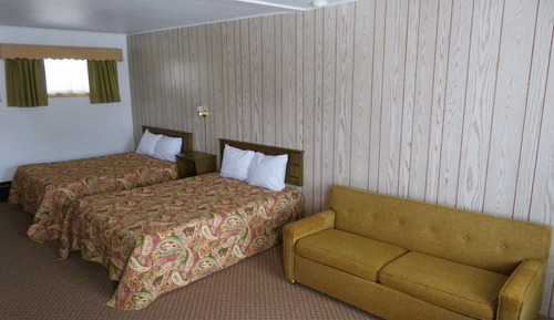 Standardzimmer (2 Double Beds and 1 Sofa Bed)