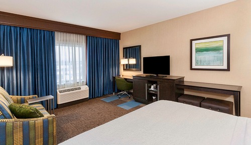 Zimmer, 1 King-Bett und Schlafsofa, Nichtraucher, Kühlschrank und Mikrowelle