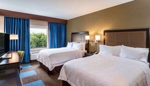 Zimmer, 2 Queen-Betten, barrierefrei, Badewanne