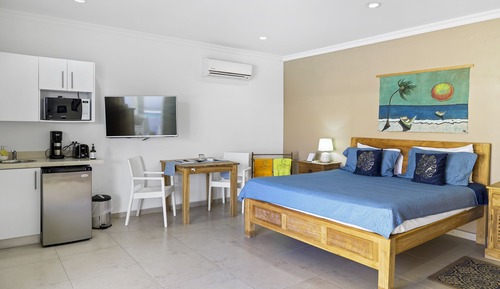 Familienzimmer, 1 King-Bett und Schlafsofa, Kühlschrank und Mikrowelle, Poolseite
