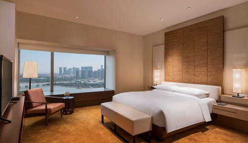 Regency, Suite, 1 King-Bett