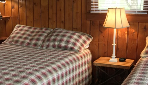 Holzhütte, 2 Doppelbetten, Kühlschrank und Mikrowelle (Cabin 3)