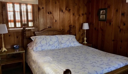 Holzhütte, 1 Queen-Bett, Kühlschrank und Mikrowelle (Cabin 1)