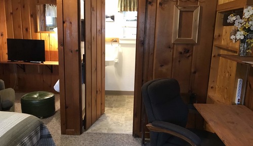 Holzhütte, Kühlschrank und Mikrowelle (Cabin 5)