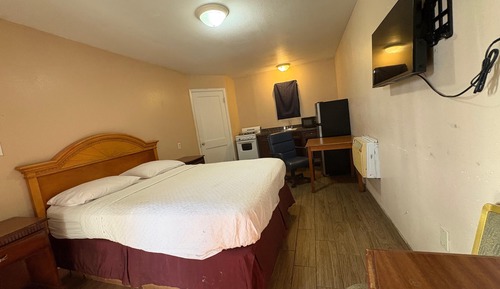 Room, 1 Queen Bed, Smoking (Kitchenette)