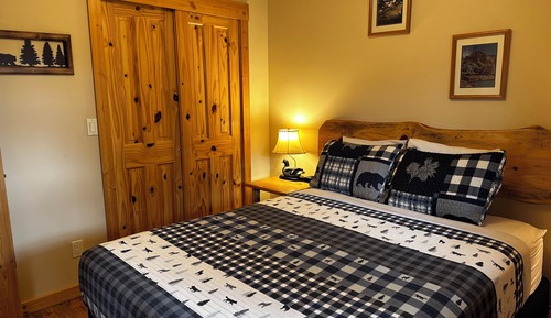 Traditional-Ferienhütte, 1 Schlafzimmer, Whirlpool, Flussblick