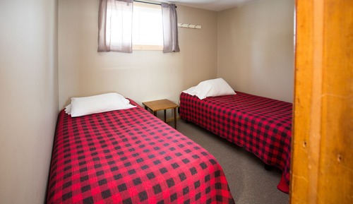 Comfort-Ferienhütte, 2 Schlafzimmer, Küche, Flussblick (Sleeps 4)