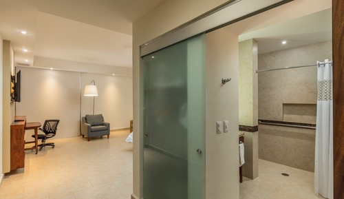 Zimmer, 1 Queen-Bett und Schlafsofa, barrierefrei, Nichtraucher (Mobility & Hearing, Roll-in Shower)