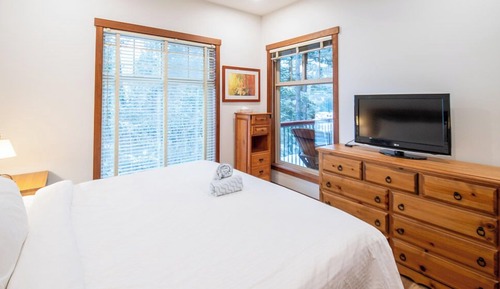 Apartment (Snow Creek Lodge #101)