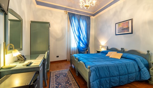 Superior-Doppel- oder -Zweibettzimmer