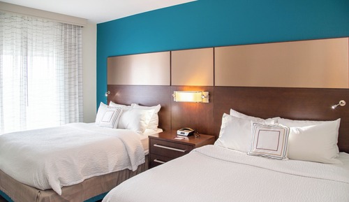 Suite, 2 Schlafzimmer (Mobility/Hearing Access, Roll-In Shwr)