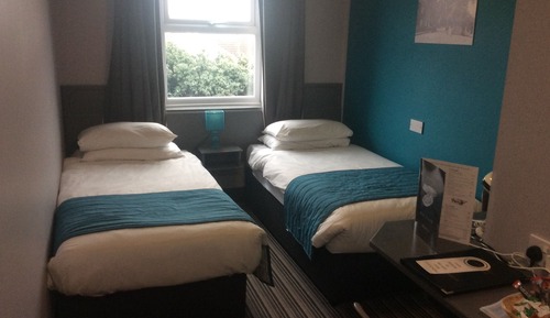 Basic-Zweibettzimmer, mit Bad