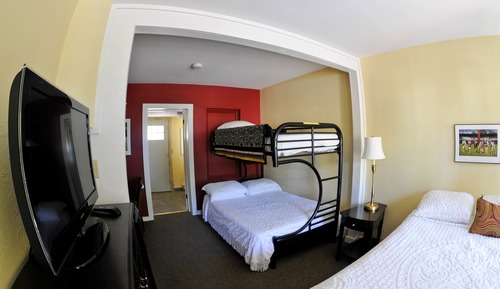 Familienzimmer, Mehrere Betten, Poolzugang, Stadtblick