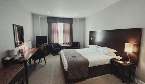 Doppel- oder Zweibettzimmer