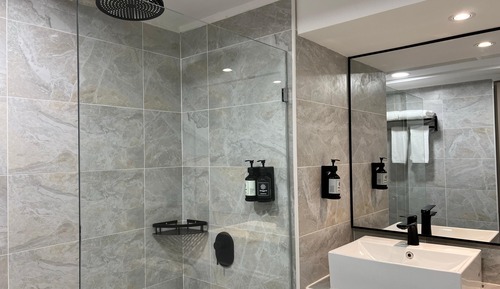 Einzelzimmer, 2 Einzelbetten, barrierearm, Nichtraucher (Roll-in Shower)