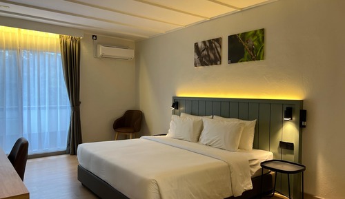 Zimmer, 1 King-Bett, Blick auf den Golfplatz