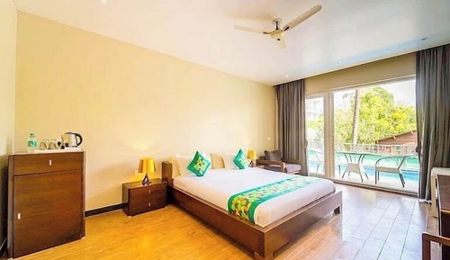 Deluxe Room, Accessible Bathtub