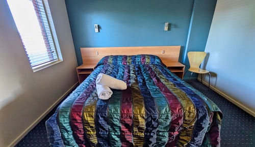 Familien-Doppel- oder -Zweibettzimmer, Blick auf den Innenhof
