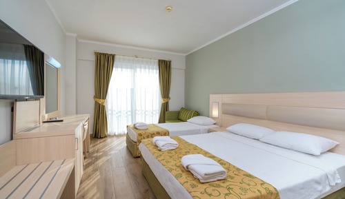 Dreibettzimmer, Balkon, Blick auf den Innenhof