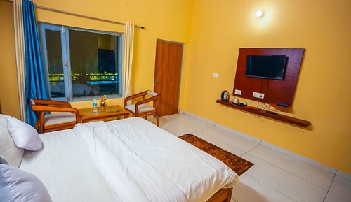 Doppelzimmer, 1 King-Bett, eigenes Bad, zum Innenhof hin