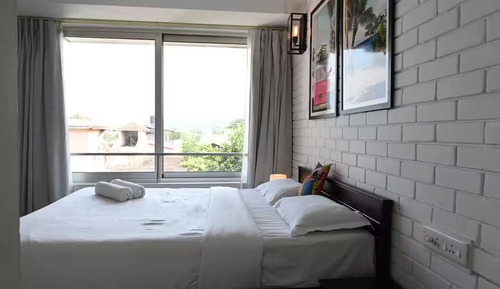 Superior-Apartment, Poolblick