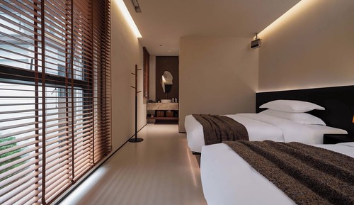 Senior-Zweibettzimmer, Blick auf den Innenhof