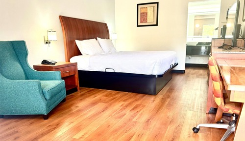 Zimmer, 1 King-Bett, barrierearm, Nichtraucher (Roll-in Shower)