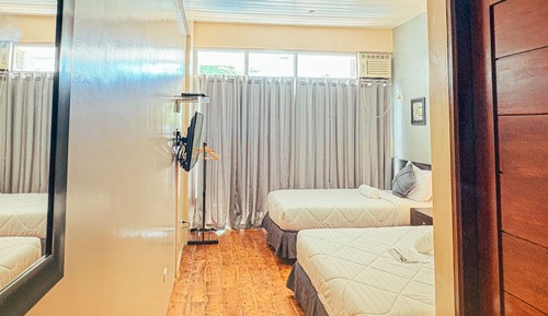 Deluxe-Dreibettzimmer, Balkon, Poolblick