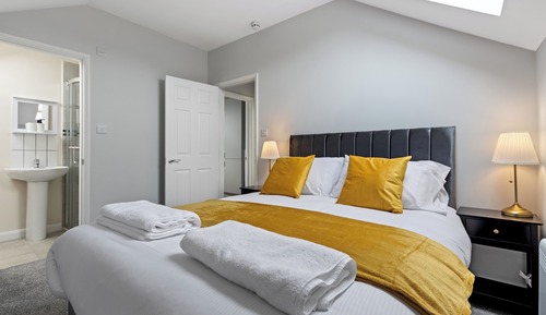 Classic Apartment, 1 King Bed, Non Smoking, Patio