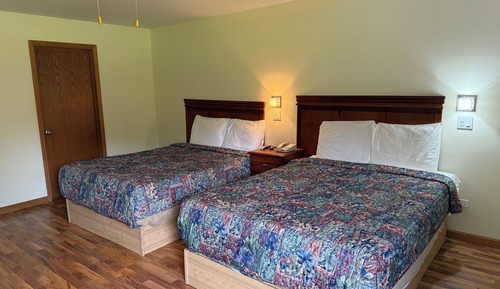 Zimmer, 2 Queen-Betten, Blick auf den Innenhof