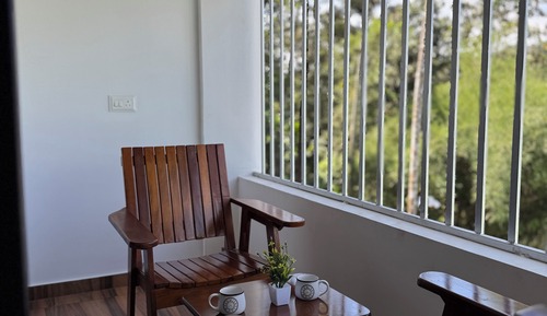 Luxury-Apartment, Balkon, Hügelblick