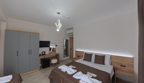 Deluxe-Dreibettzimmer, Balkon, Poolblick