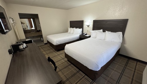 Standardzimmer, 2 Doppelbetten, rollstuhlgeeignete Dusche, Kühlschrank