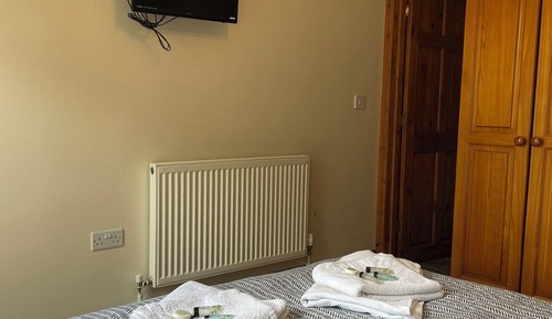 Room 2 at the Huntsman Inn - (Cozy Double Room at the Inn)