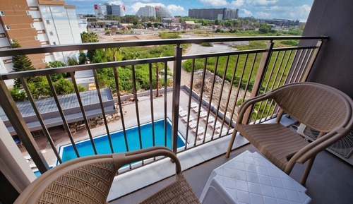 Deluxe-Doppel- oder -Zweibettzimmer, Poolblick