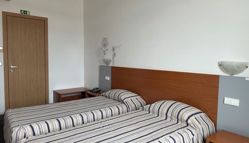 Doppel- oder Zweibettzimmer