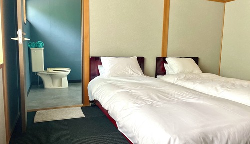 Doppel- oder Zweibettzimmer