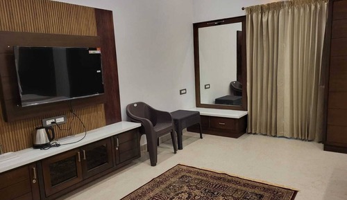 Luxury-Vierbettzimmer, Balkon, Blick auf den Innenhof