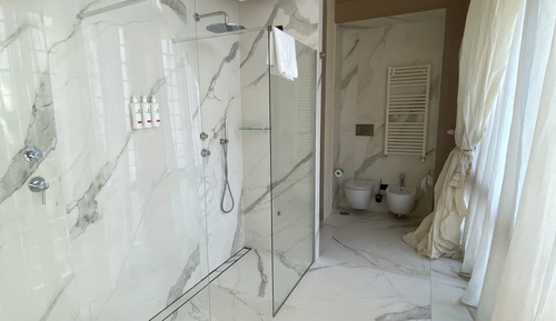 Comfort Room, Bay View