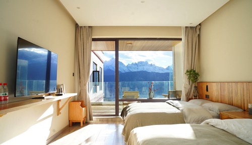 Economy-Dreibettzimmer, Hügelblick
