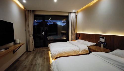 Deluxe-Dreibettzimmer, Hügelblick